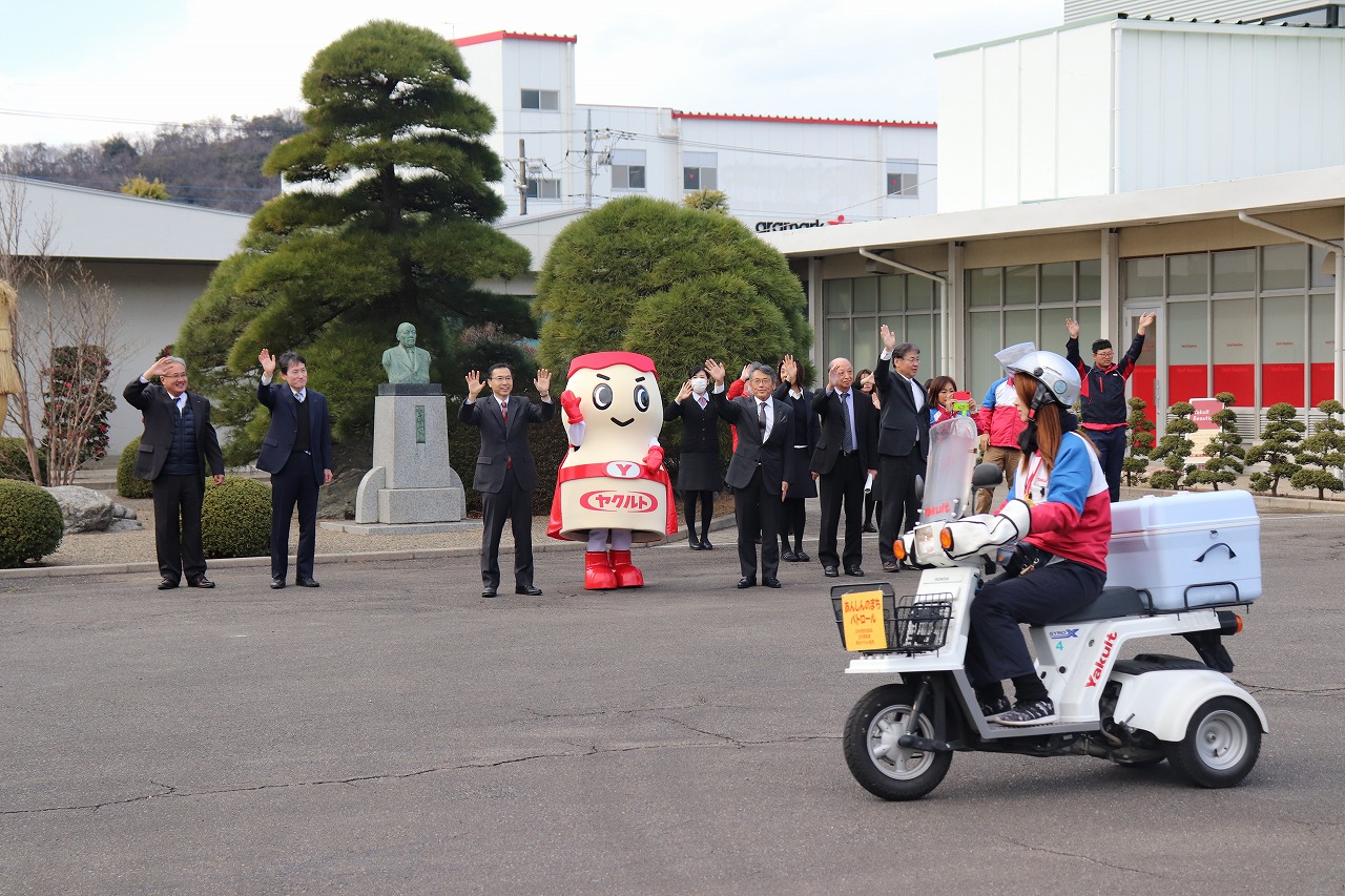 ｅ ｔａｘ広報ステッカーの交付式並びに出発式を行いました 両毛ヤクルト販売株式会社公式ホームページ